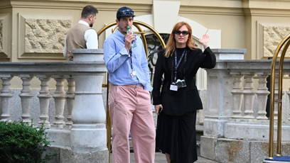 FOTO: Ester Geislerová v černém outfitu tvoří skvělý kontrast k partnerovi.