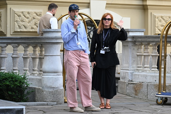 FOTO: Ester Geislerová v černém outfitu tvoří skvělý kontrast k partnerovi. – stránka 27