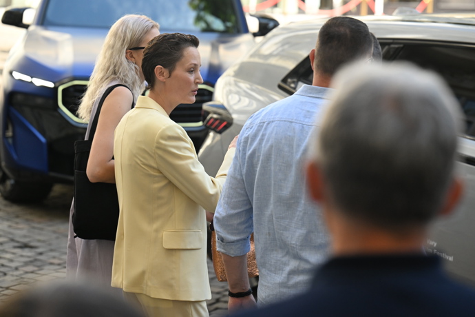FOTO: Herečka Vicky Krieps se podepisuje fanouškům. – stránka 2