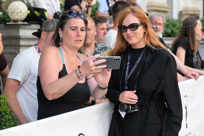 FOTO: Ester se u fanoušků zdržela. – stránka 22