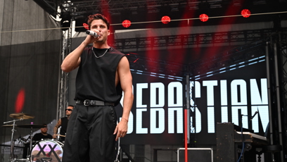 FOTO: Sebastiana zazpíval během festivalu ve Varech.