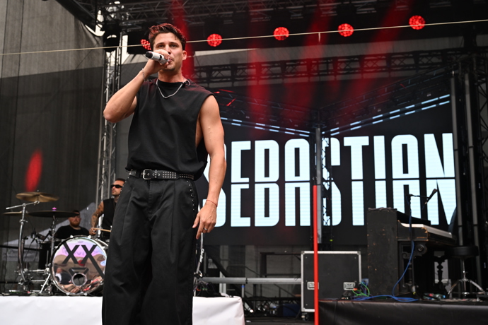 FOTO: Sebastiana zazpíval během festivalu ve Varech. – stránka 16