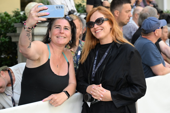 FOTO: Ester má své příznivce moc ráda. – stránka 21