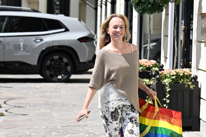 FOTO: Elizaveta si zabalila do LGBT tašky. – stránka 7