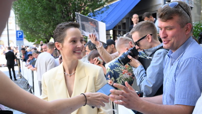 FOTO: Herečka Vicky Krieps se podepisuje fanouškům.