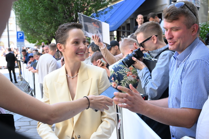 FOTO: Herečka Vicky Krieps se podepisuje fanouškům. – stránka 1