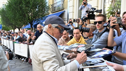 FOTO: Michael Douglas se podepsal fanouškům.