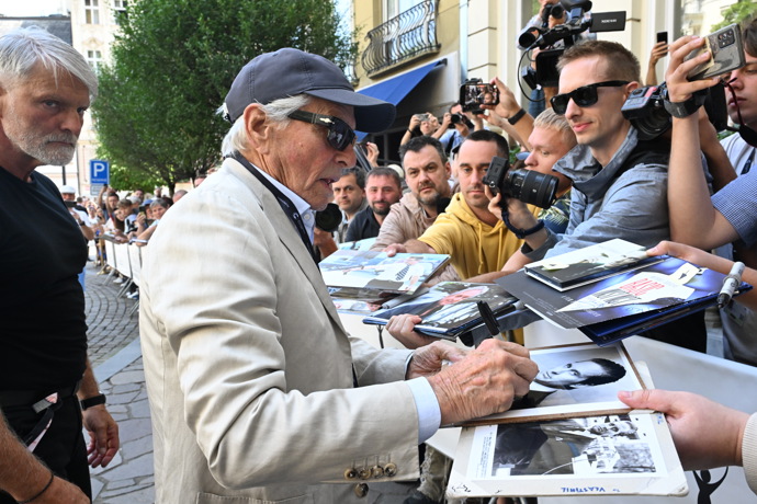 FOTO: Lidé skandovali jeho jméno. – stránka 99