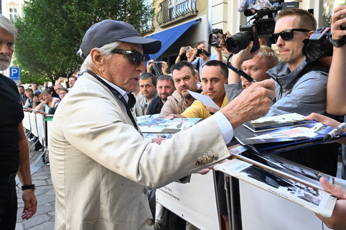 FOTO: Michael Douglas dorazil do Karlových Varů. – stránka 98