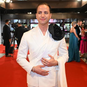 Na červeném koberci už poznáte Milana Peroutku i po čichu. 