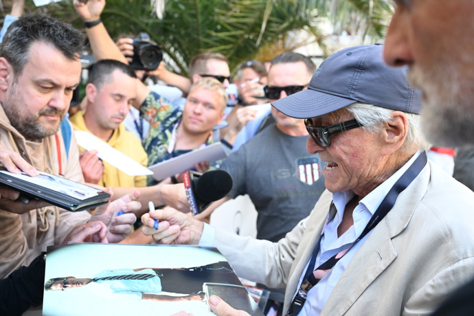 FOTO: Nadšený Michael Douglas. – stránka 94