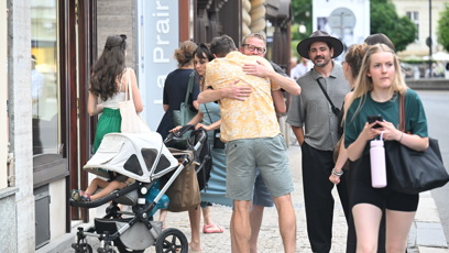 FOTO: Hádek se objímá s kamarádem.