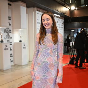 "Dlouhé vlasy nechala volně rozpuštěné s lehkými, přirozenými vlnami, které působily svěže a mladistvě. Není to účes, který by vyloženě ohromil nebo zarazil svou originalitou, ale právě v té nenápadnosti je jeho síla," říká kadeřník Honza Kořínek.  