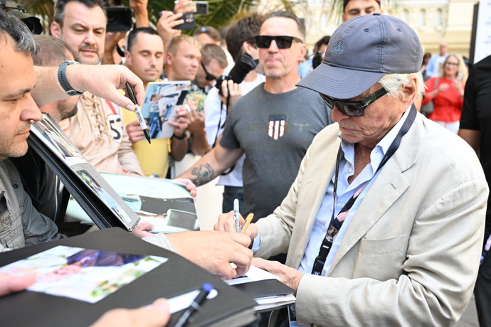 FOTO: Michael Douglas se schovával za brýlemi. – stránka 89
