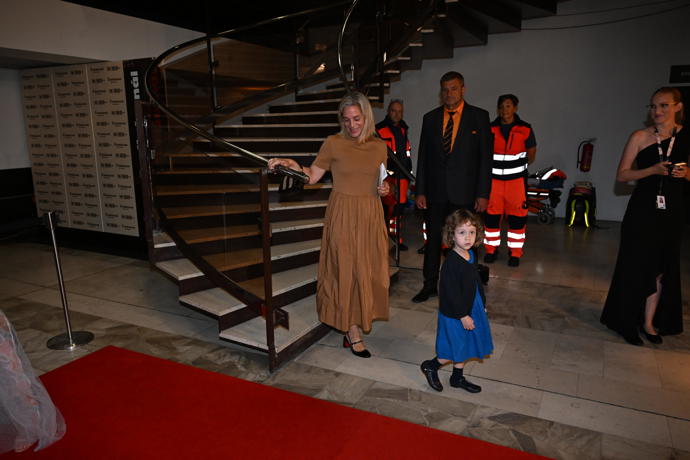 FOTO: Dcera Jiřího Bartošky se svou dcerkou. – stránka 114