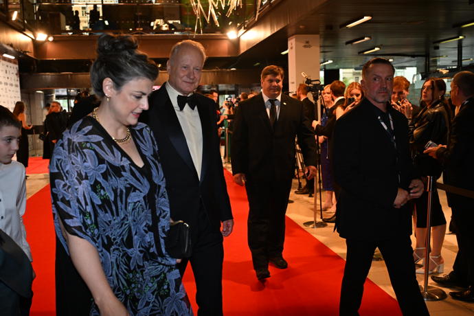 FOTO: Stellan Skarsgård na červeném koberci. – stránka 29