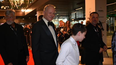 FOTO: Stellan Skarsgård na červeném koberci.