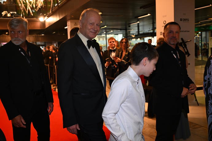 FOTO: Stellan Skarsgård na červeném koberci. – stránka 28
