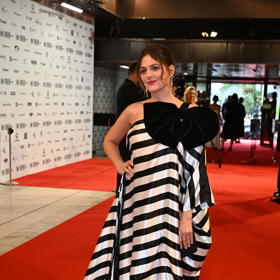 K dlouhým šatům patřila opulentní vlečka.