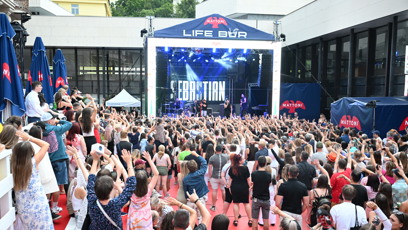 FOTO: Koncert Sebastiana během festivalu ve Varech přilákalo mnoho lidí.