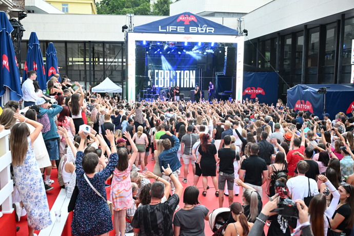 FOTO: Koncert Sebastiana během festivalu ve Varech přilákalo mnoho lidí. – stránka 27