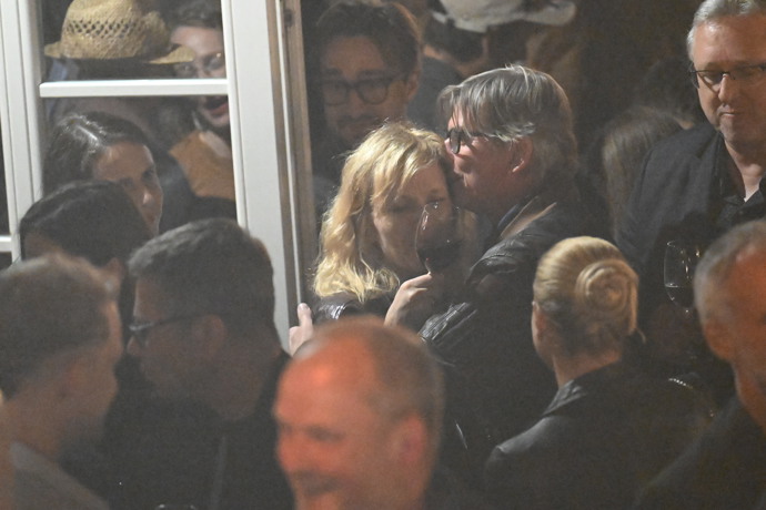 FOTO: Anna dorazila v plné parádě, úsměv od ucha k uchu. – stránka 66