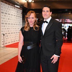 Celočerná Ester Geislerová se nechala nastylovat v Elle Beauty Lounge a do Thermalu dorazila se snoubencem Martinem Krupou.