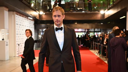 FOTO: Alexander Skarsgård na červeném koberci.