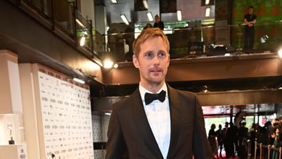 FOTO: Alexander Skarsgård na červeném koberci.