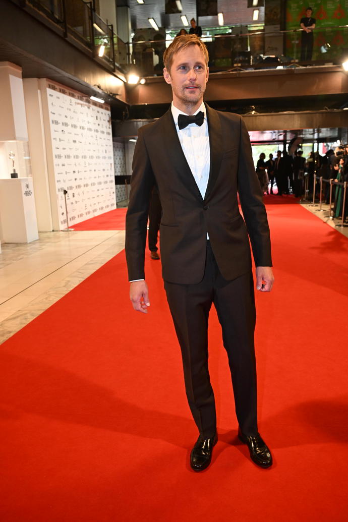 FOTO: Alexander Skarsgård na červeném koberci. – stránka 98