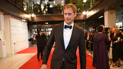 FOTO: Alexander Skarsgård na červeném koberci.