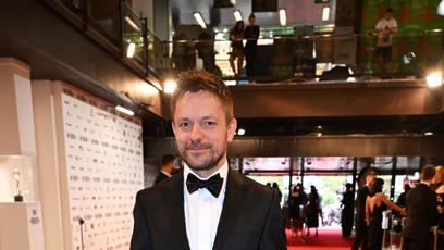 FOTO: Elegán Jiří Mádl na červeném koberci.