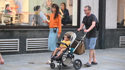 FOTO: Matěj Hádek se synem a rodinkou.