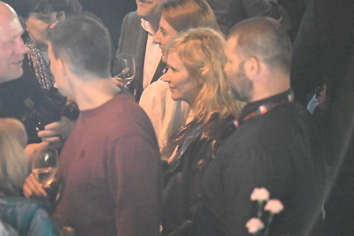 FOTO: Anna bedlivě pozorovala i program. – stránka 44