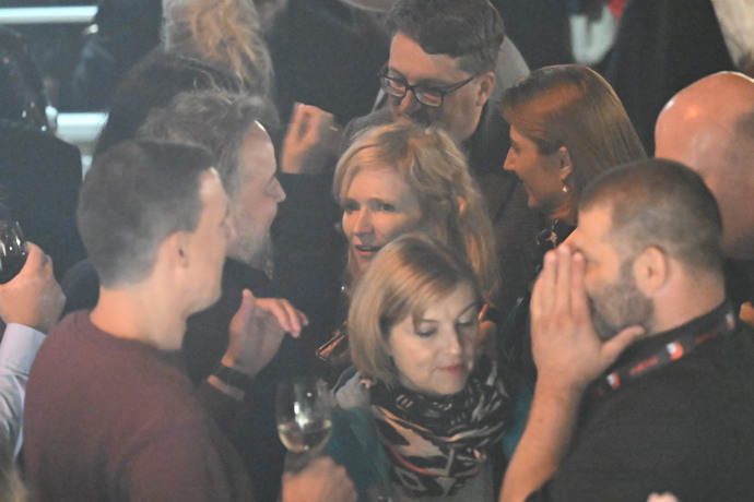 FOTO: Anna Geislerová ve večírkovém davu. – stránka 43
