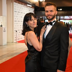Tereza Ramba s manželem na červeném koberci.