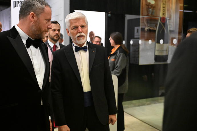 FOTO: Prezident Petr Pavel dorazil na slavnostní zakončení festivalu ve Varech. – stránka 56