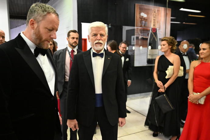 FOTO: Prezident Petr Pavel dorazil na slavnostní zakončení festivalu ve Varech. – stránka 55