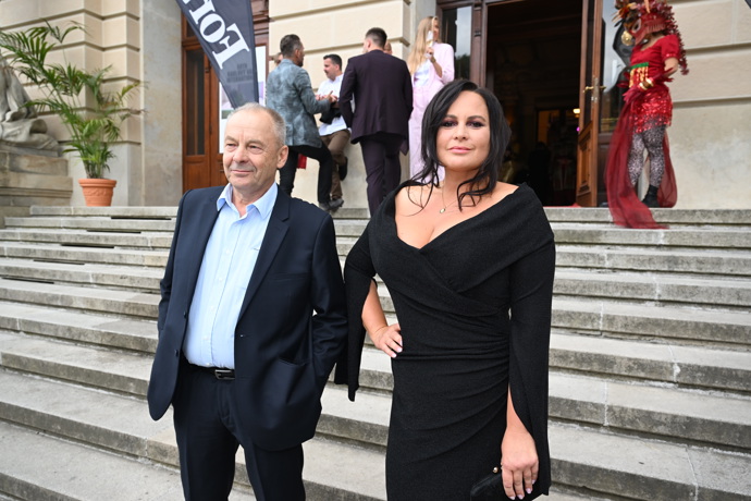 FOTO: Jitka Čvančarová krásně pózuje. – stránka 72