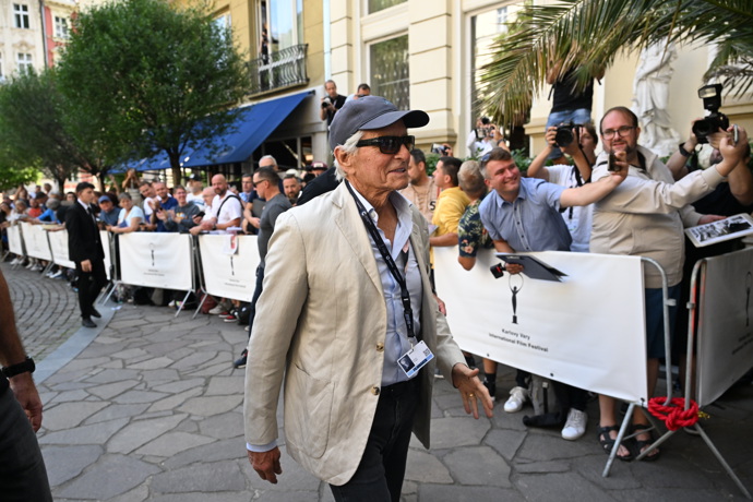 FOTO: Michael Douglas dorazil do Karlových Varů. – stránka 57