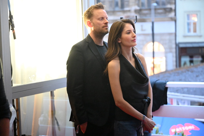 FOTO: Sara Sandeva a Jakub Prachař. – stránka 25