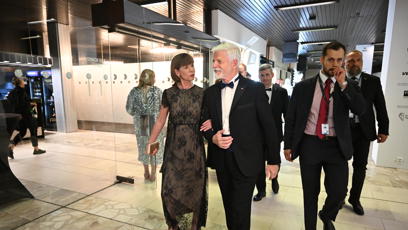 FOTO: Prezident Petr Pavel doprovázel do sálu Andreu Bartoškovou.