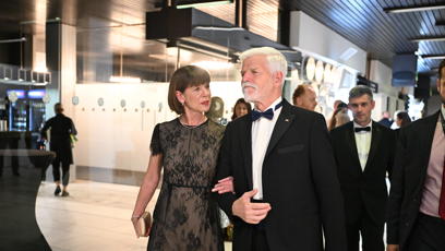 FOTO: Prezident Petr Pavel doprovázel do sálu Andreu Bartoškovou.