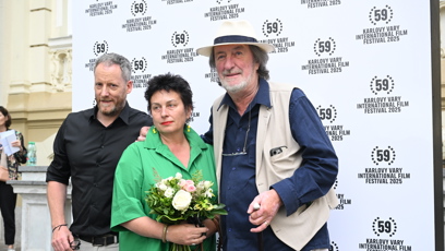 FOTO: Bolek Polívka dorazil do Varů po boku své milované ženy.