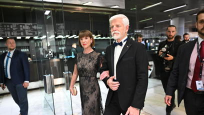 FOTO: Prezident Petr Pavel doprovázel do sálu Andreu Bartoškovou.