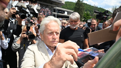 FOTO: Michael Douglas se podepisoval fanouškům před Thermalem.