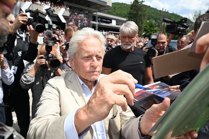 FOTO: Michael Douglas se podepisoval fanouškům před Thermalem. – stránka 47