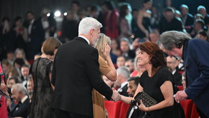FOTO: Prezident Petr Pavel se v sálu pozdravil s přítomnými herci a herečkami.