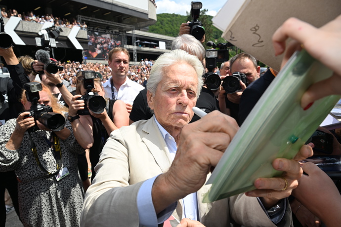 FOTO: Michael Douglas u hotelu Thermal. – stránka 37