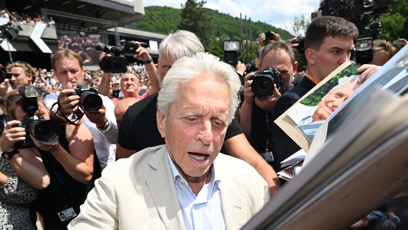 FOTO: Michael Douglas se podepisoval fanouškům před Thermalem.
